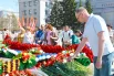 Череда людей у Вечного огня не прекращалась.