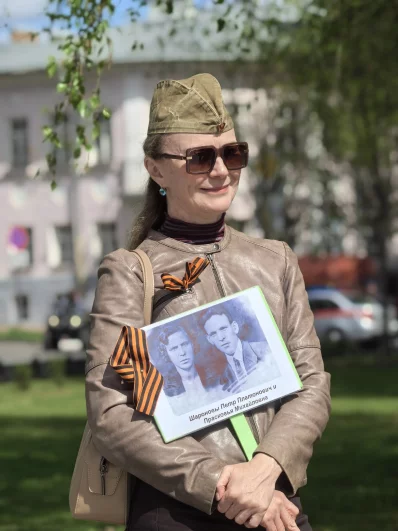 Многие принесли портреты своих родственников.