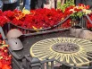 К Вечному огню принесли тысячи цветов.