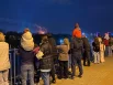 Самых маленьких папы посадили на плечи, чтобы было лучше видно.