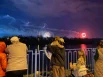 Посмотреть на яркие всполохи было интересно и взрослым, и детям.