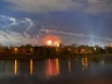 Наблюдать салют можно было с набережных — оттуда открывался хороший обзор.