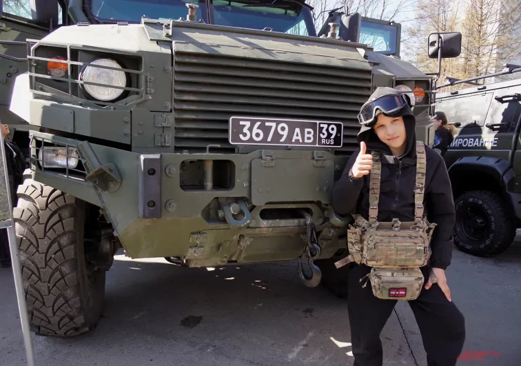 Дети с восторгом лазили по машинам на выставке военной техники.
