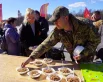 Там же раздавали солдатскую кашу.