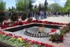 Ульяновцы целый день несут цветы к Вечному огню.
