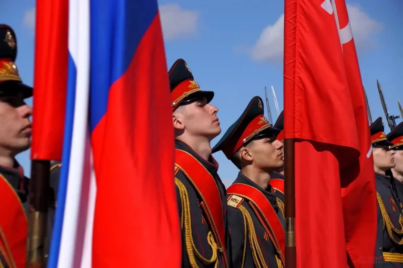 У Вечного огня был выстроен почётный караул Северного флота. 