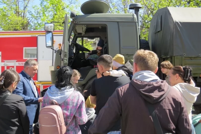Подрастающее поколение интересуется современной техникой.