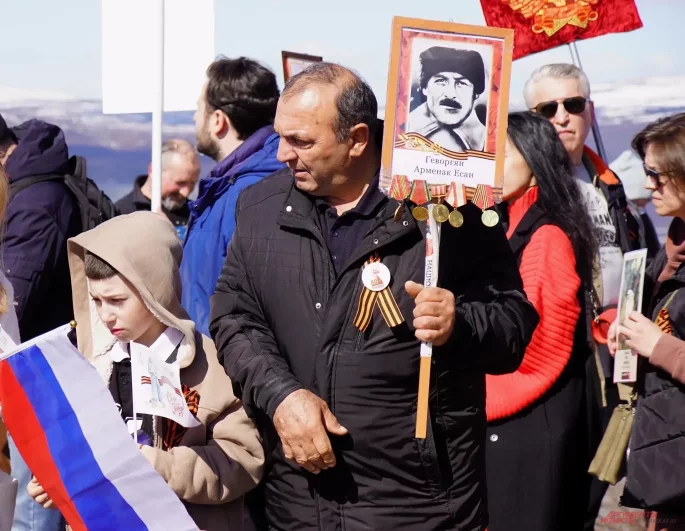 Многие северяне пришли с портретами своих героев.