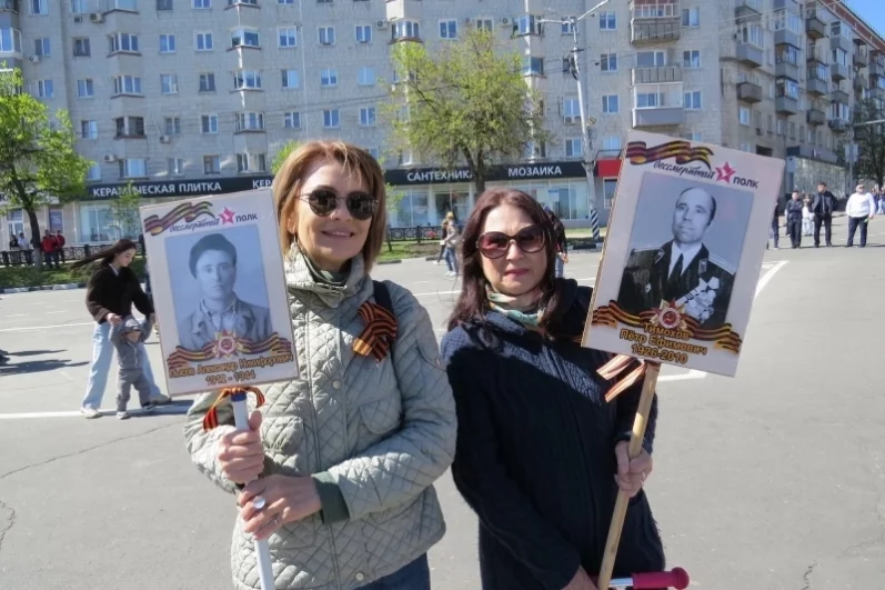 Несмотря на то, что шествия Бессмертного полка в этом году не было, многие горожане взяли с собой портреты своих героев.