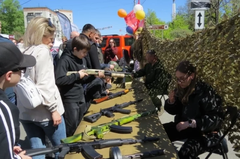 Выставка стрелкового оружия.