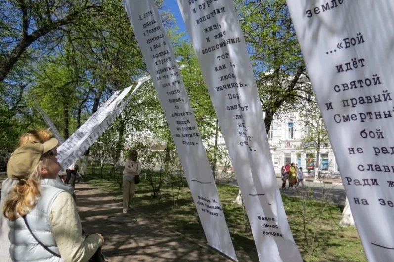 На этих полотнах - строки из произведений о войне.