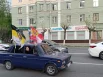 Большинство участников автопробега прикрепляли к своим машинам сразу несколько флагов.