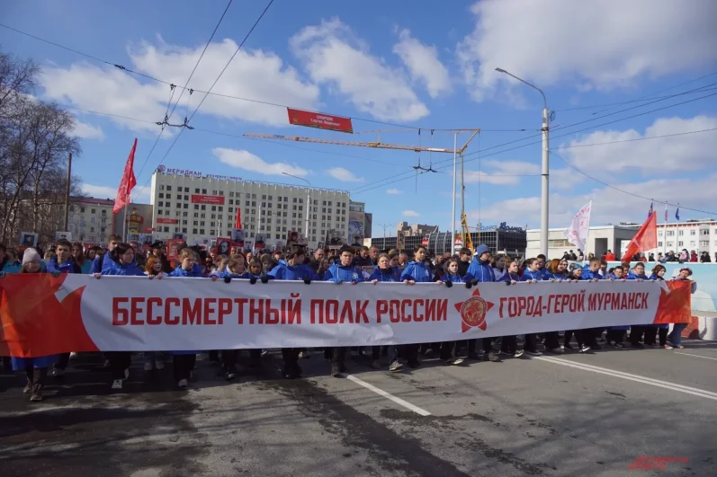 После завершения парада стартовала акция «Бессмертный полк». 