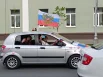 Из машин громко играла музыка.