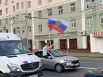 Среди участников были те, кто размахивал флагами самостоятельно, высунувшись из машины.