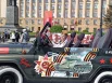 Ретро-автомобиль в этом году на площади был только один. Желающих сфотографироваться в нём выстроилась целая очередь.