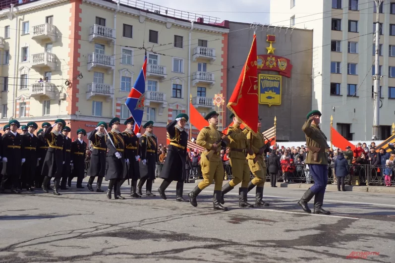 Всего в параде участвовали более 600 военнослужащих, включая участников СВО, а также парадные расчёты силовых структур и ведомств.