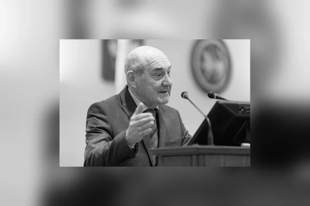 Ренат Тимерзянов родился 5 января 1955 года в деревне Татарские Карамалы Сармановского района. 