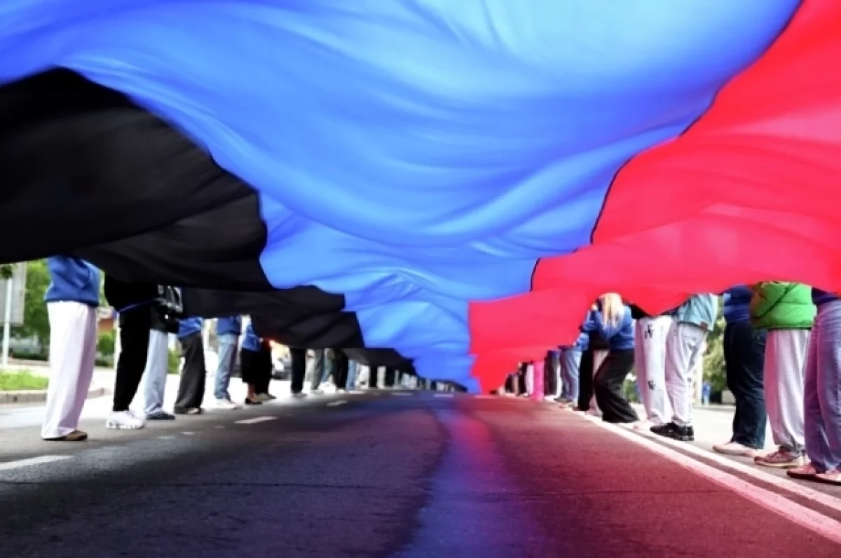 В Макеевке развернули 200-метровый флаг ДНР