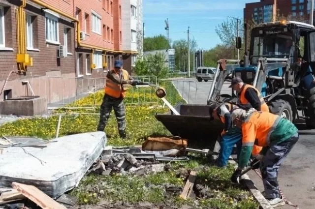 Идёт работа по восстановлению пострадавших во время атаки домов.