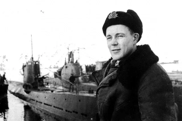 Ф.А. Видяев на фоне подводной лодки Щ-422.