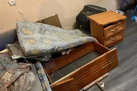 Сожители соорудили конструкцию, больше похожую на ящик для животного, чем на место для ребенка.