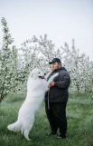 Заводчик и владелец питомника Александр Максимов с отцом некоторых из щенков — чемпионом российских и зарубежных выставок Миросветом Зиданом. 