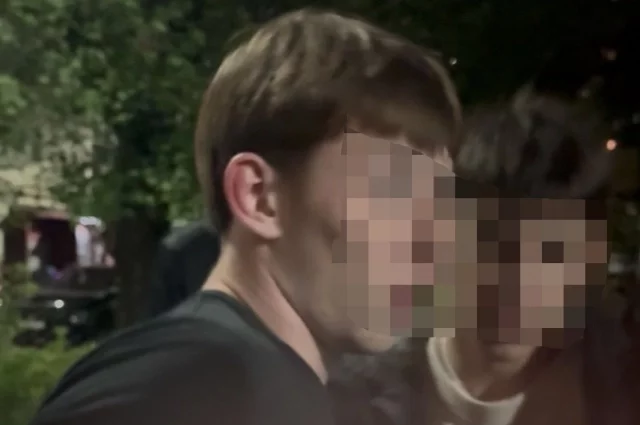 Именно от этого парня, по утверждению одной из пострадавшей, она получила кулаком в челюсть.
