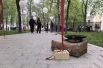 Символика Победы и радость праздника: фуражка флота напоминает о героях, а белые шарики добавляют символизма.
