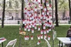 Горожане с гордостью увековечивают память своих родственников на стенде, где имена ветеранов и годы их жизни становятся символом благодарности.