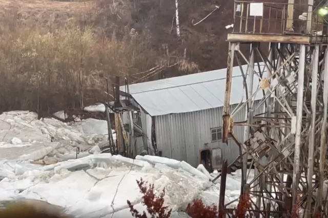 Водозаборную станцию вытолкало льдами к берегу в ночь на 10 мая.