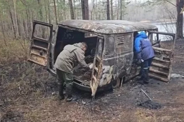 Правоохранители работают на месте пожара. 