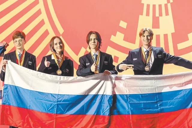 Золотые медалисты Международной Менделеевской олимпиады: Арсений Гасаненко, Софья Габдрахманова, Максим Алексеев и Ярослав Косолапов.