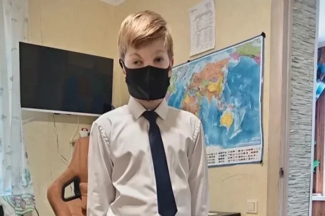 Валя Королев посещает школу, а один день в неделю находится на домашнем обучении, где у него дополнительные занятия. 