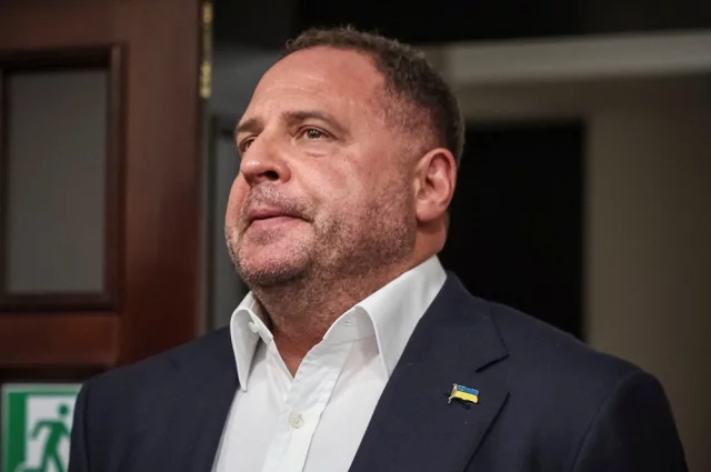 Расследование в отношении бывшего главы Офиса президента Украины Андрея Ермака открывает новый пласт украинского безумия.