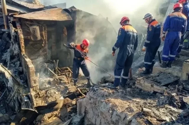 Так выглядел дом семьи пропавшей девочки после падения фрагментов БПЛА. 