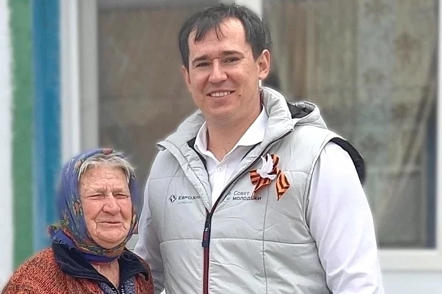 Инженер Иван Григорьев с бабушкой