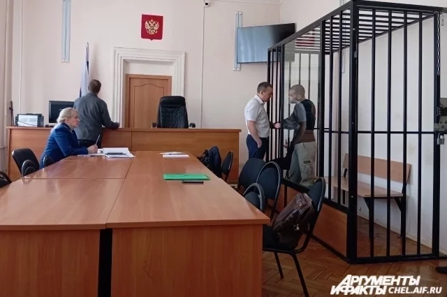 Соучастник преступления находился в зале суда за решеткой и со своим адвокатом