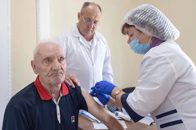 Многие считают, что вакцинацию проводят только в детстве. На самом деле сейчас все больше внимания уделяют прививкам для людей 60 лет и старше.