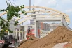 На территории ипподрома будет собственный конный двор, с конюшнями на 282 скаковых и 600 беговых лошадей. В отдельном здании разместится гостевая конюшня на 100 голов.