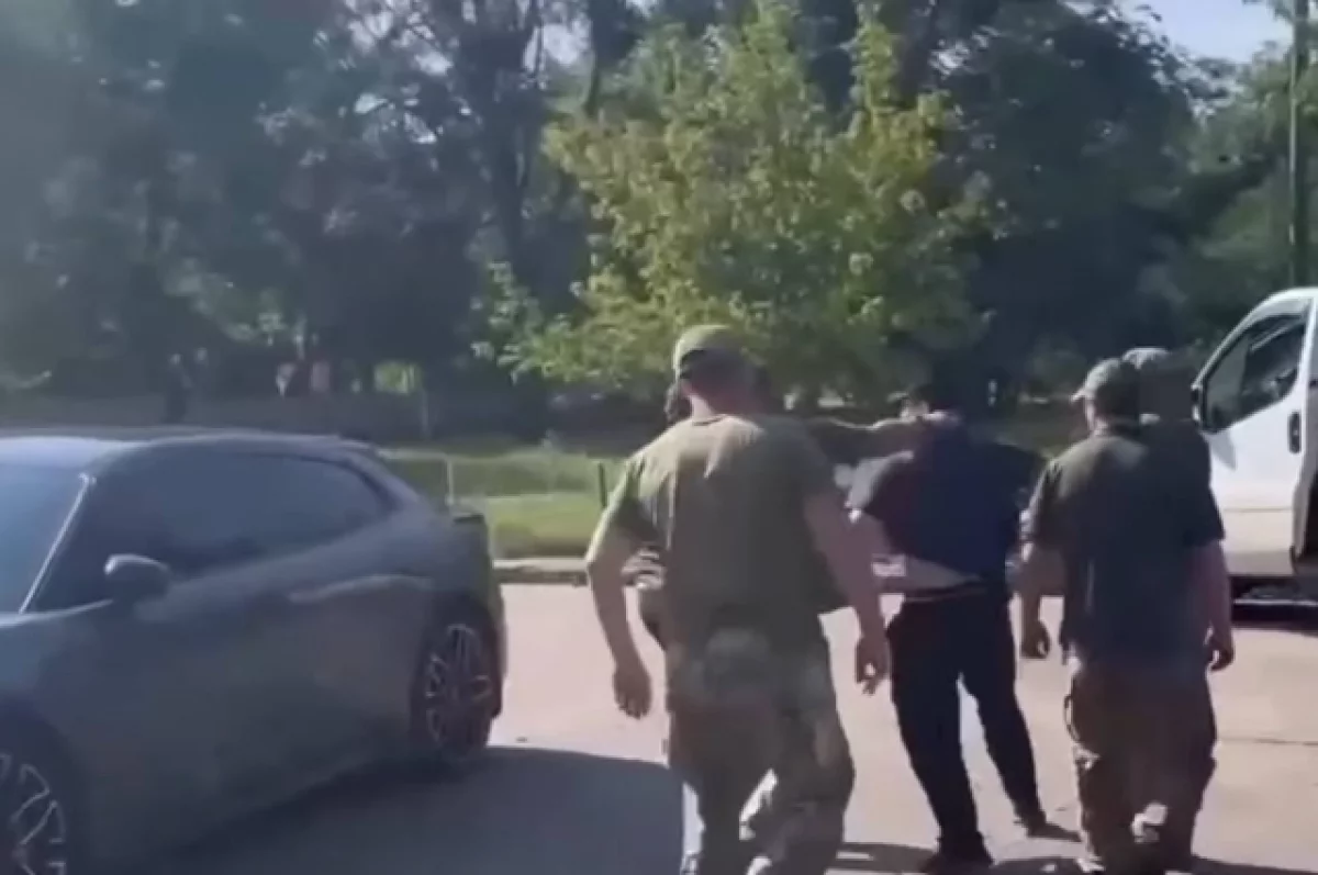 В Харькове военкомы похитили мужчину, когда он привел ребенка в школу