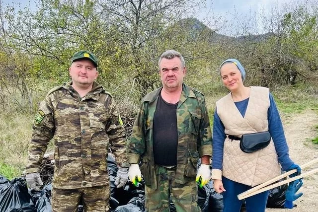Егеря помогают активистке убирать на горе Бештау.