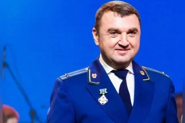 Его обвиняют в получении взятки в особо крупном размере — 3 миллиона рублей за содействие в прекращении уголовного дела беглого страховщика Александра Кондратенкова. 