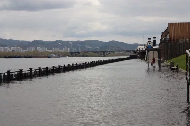 Набережная на Стрелке ушла под воду