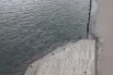 Часть ступеней набережной на Стрелке уже глубоко под водой.