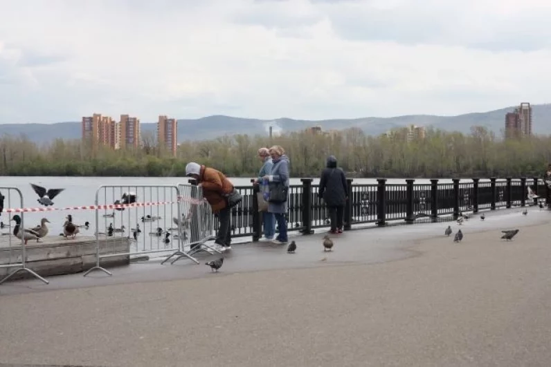 Жители и гости краевого центра гуляют по ещё доступным участкам набережных.