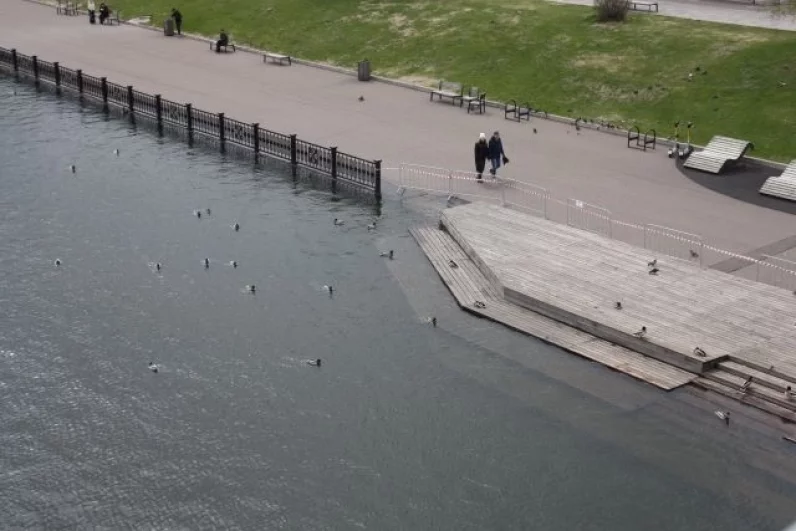 С вантового моста хорошо видно, как поднялся уровень воды.