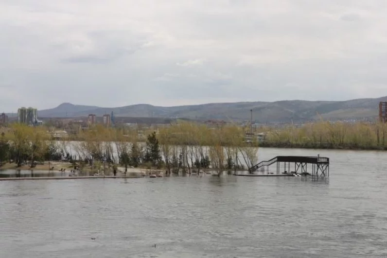 Вода поглотила часть острова Татышев.