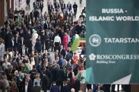 Но главное, что выделяет KazanForum‑2026, — это не только масштаб, но и неожиданная повестка. Здесь обсуждают борьбу с бедностью, показывают моду с достоинством и устраивают кулинарные баттлы в формате «чёрного ящика».