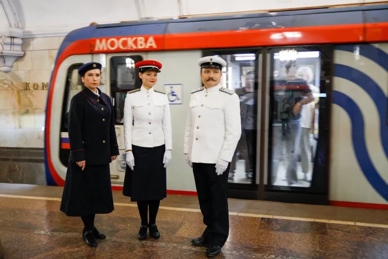 Пассажиров встречают актеры, одетые в форму сотрудников метрополитена середины прошлого века. 